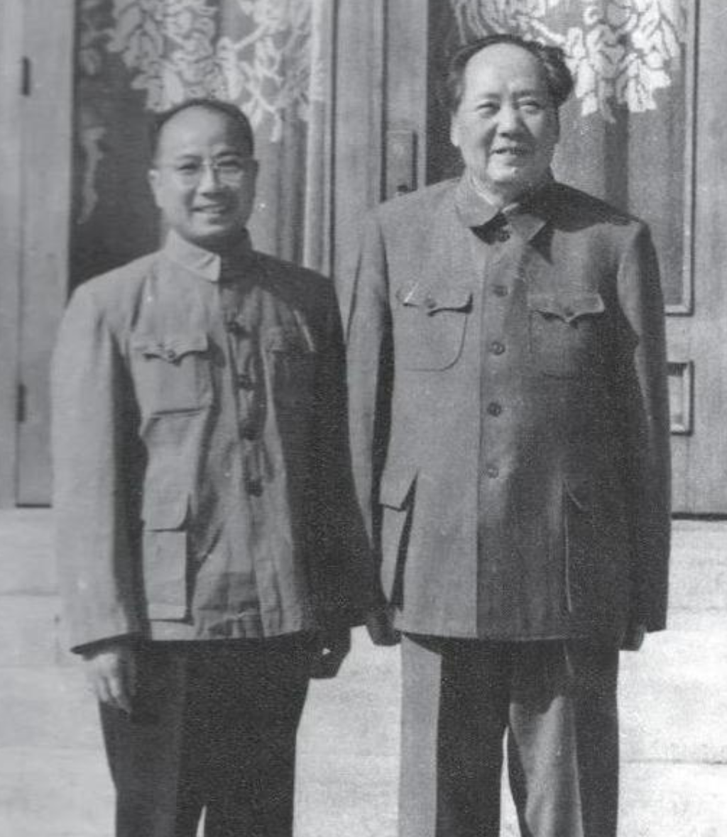 1937年7月7日，卢沟桥事变爆发，当天叶子龙将电报送给毛主席，毛主席正在看书。