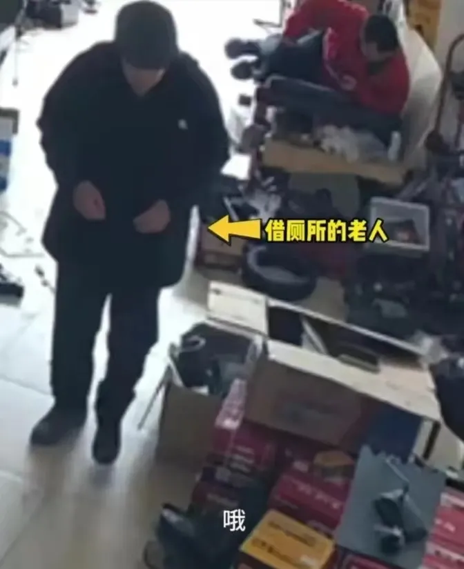 山东，威海。一位老人向老板借用厕所。老板心存善意，便同意了老人的请求。然而，当老