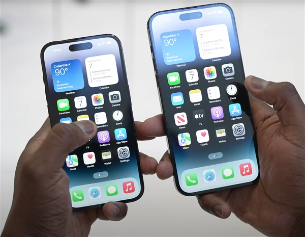 曝Phone 17 Pro将采用单打孔屏！
Ross Young表示，明年最大的