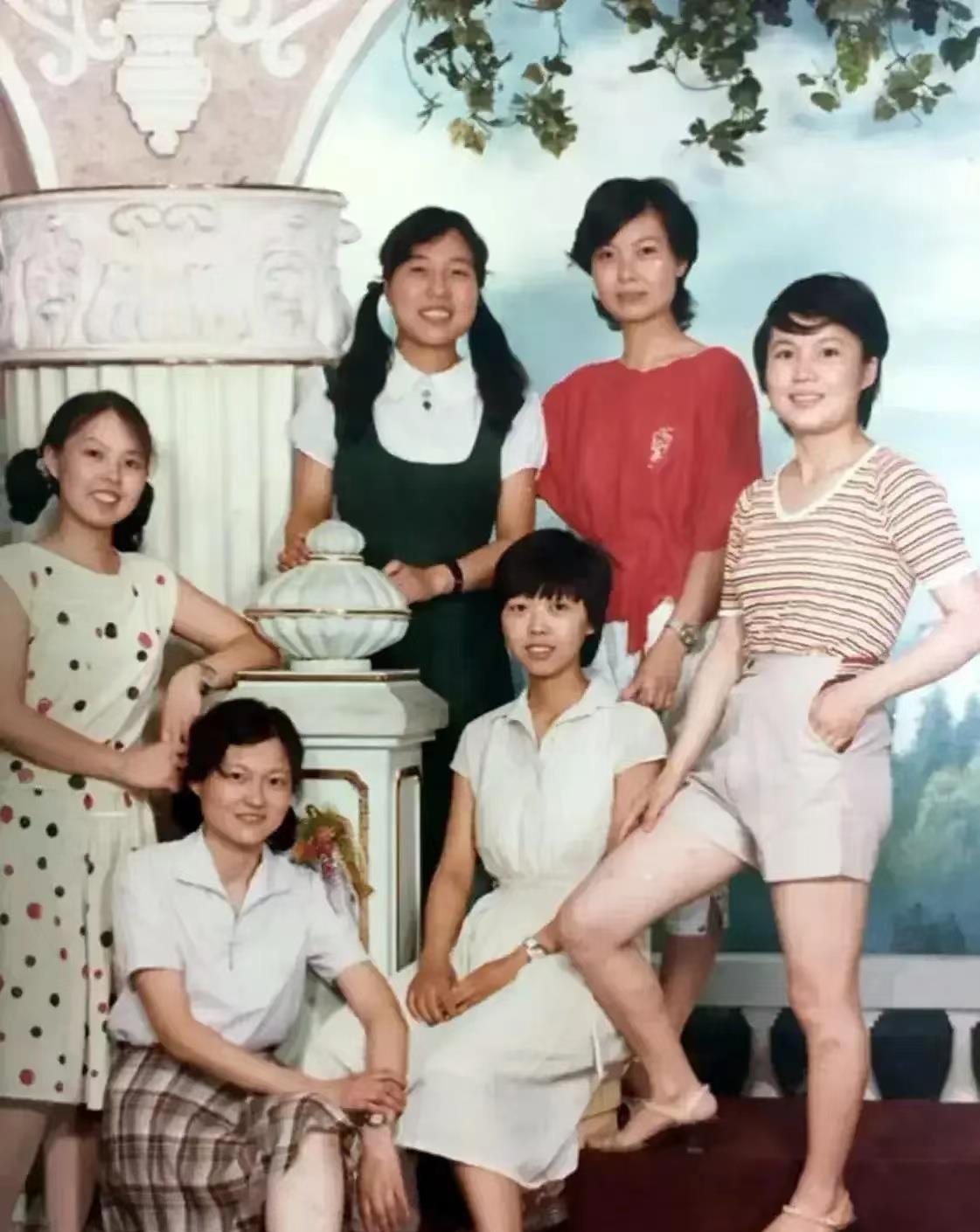 1985年，我们即将从湖南医学院毕业。临别之际，宿舍六个女生去照相馆合影留念。那