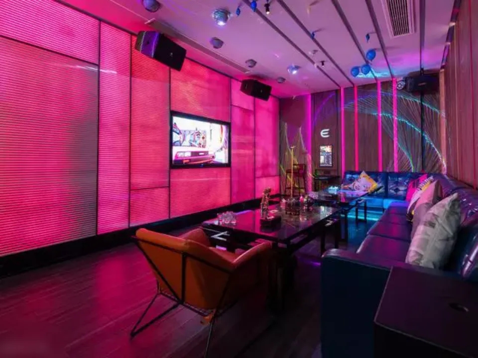 广东中山，男子和朋友在KTV聚会，6人共饮用20多瓶酒，散场后众人各自回家，男子