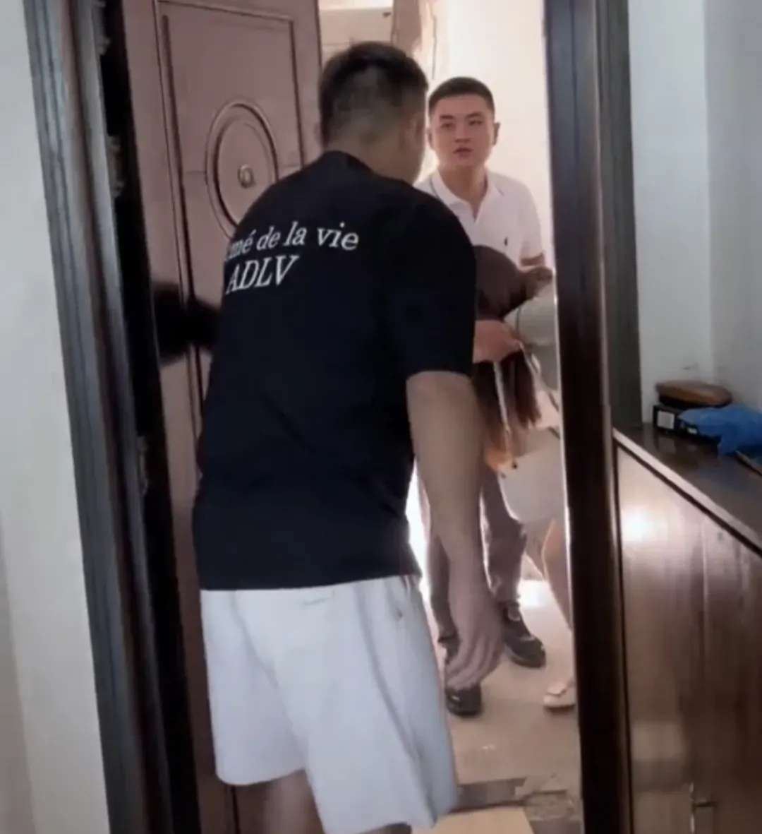 老婆与公司同事聚餐，喝的是烂醉如泥，一位男同事好心将她送回家，谁知她老公根本不领