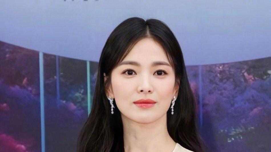 韩国百想艺术大赏红毯，汤唯宋慧乔等女星红毯谁赢