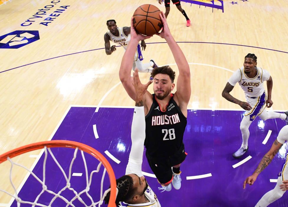 2年896万，火箭核心出炉，格林和小史密斯都该为他让路！
对阵湖人，火箭中锋申京