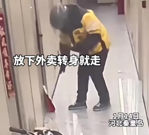“太恶心！”河北秦皇岛，一女子点了份外卖，岂料，女子拿到后突然闻到一股尿骚味，还