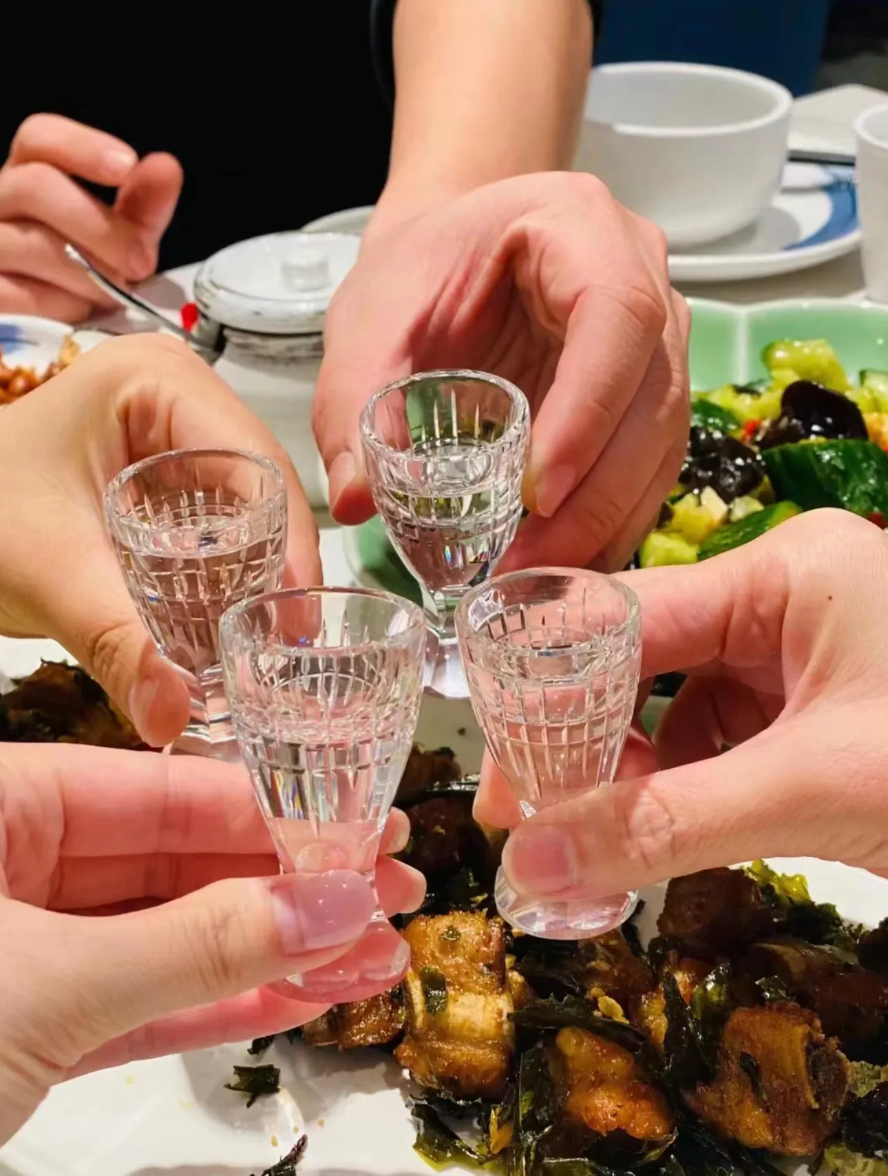 商务饭局各种情形接话技巧大全：
 
1、看不出来啊，你酒量挺好的
王总，您可抬举