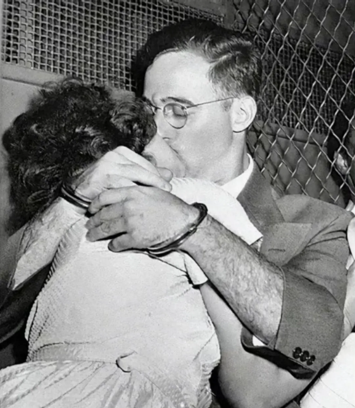 生前最后的吻别，彼此很无奈，无法长吻！1953年6月，美国怀疑罗森堡夫妇将原子弹