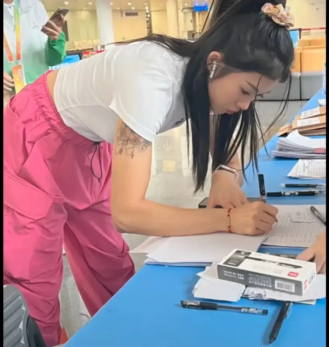 吴艳妮能否要点脸！一个专业运动员，竟然好意思参加广西省的青运会，与大学生去拼抢奖