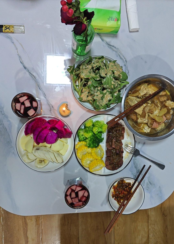 我邻居的女儿今年六月毕业于部属公费师范生，并于八月中旬开始在省城二十七中工作。由