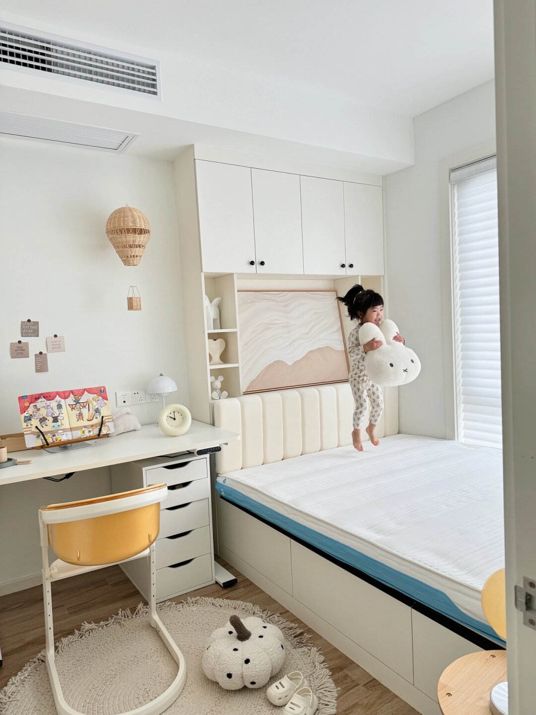 7 ㎡半包围儿童房｜这样布置真的好看又好睡！
带飘窗的小卧室，延伸出来做了榻榻米