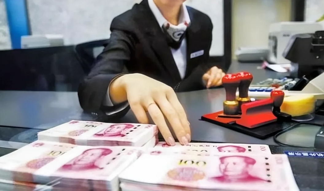 “岂有此理！”江西鹰潭，一男子拿存折取钱，岂料,银行柜员竟表示，存折虽显示6万，