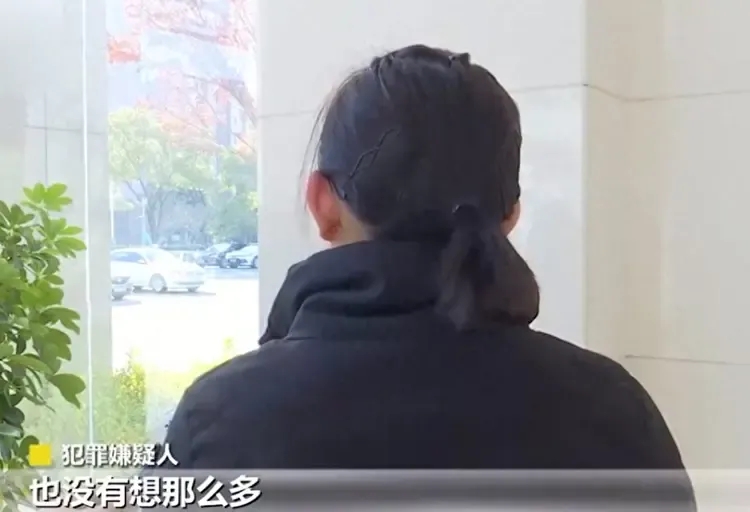 “捡到卡取出的钱和捡的钱能一样吗？”常州溧阳，一名女子陈某在一次偶然的机会下捡到