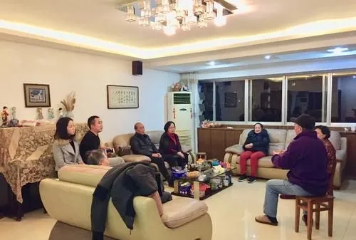 儿子谈了个女朋友，是个独生女，我们都很满意，今天和亲家见面商量两个孩子的婚事，亲