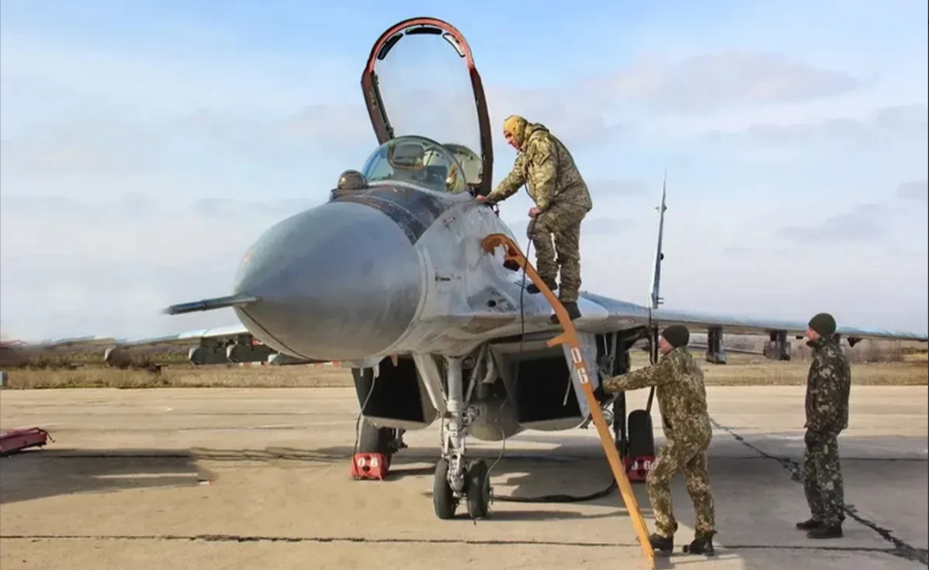 【乌克兰空军飞行员架机叛逃俄罗斯】11月18日，一名呼号为“巢中之鸟”的乌克兰空