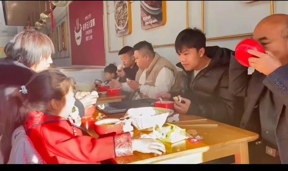 根据网上流传的消息，解清帅的女朋友是一名幼师。解清帅到四川是因为女朋友有亲戚在四