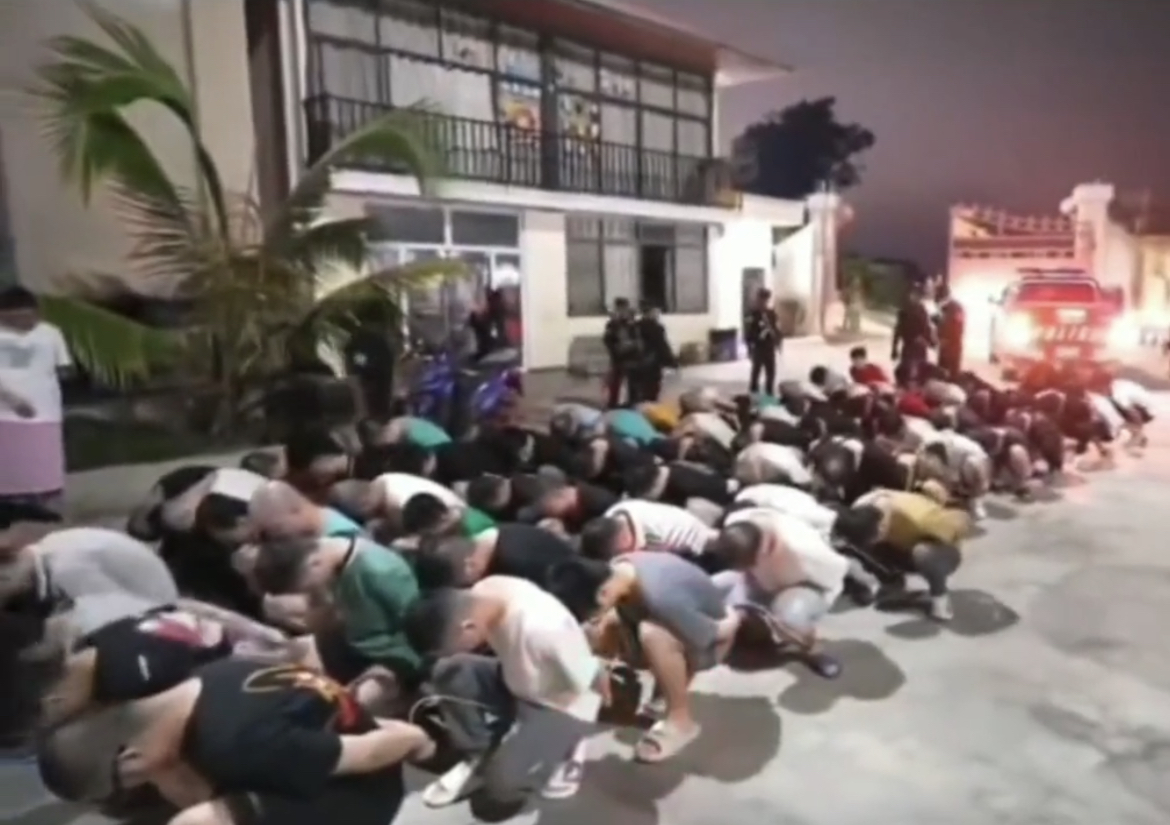 武装特警开始进入，缅甸电诈园区抓人。全部全副武装携带突击步枪，看守的几只小手枪根