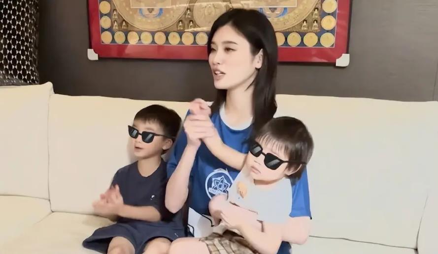 奚梦瑶在社交平台上晒出与何猷君一家人在日本冲绳旅游的照片。她与老公何猷君，孩子们