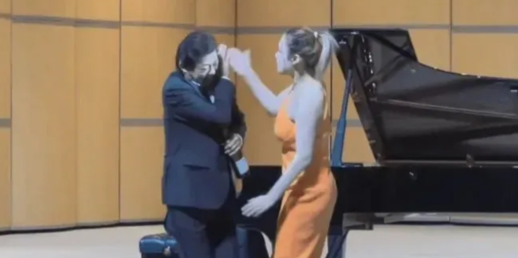 知名歌唱家遭当场掌掴？娇妻频繁晒身材引热议

知名歌唱家莫华伦，今年与小他几十岁