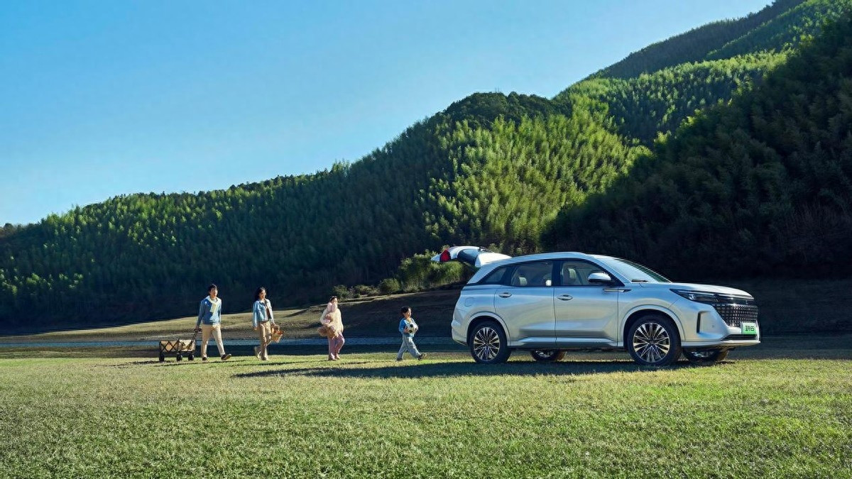 13万级家用插混SUV首选，蓝电E5满油满电可跑1150km，5座/7座可选