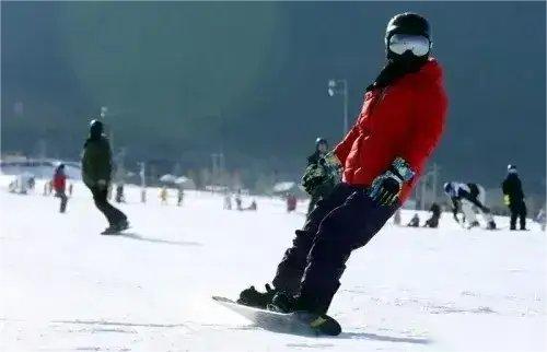 适逢第二十届乌鲁木齐丝绸之路冰雪风情节，滑雪、赏雪、戏雪已成为这个冬季旅游的重要