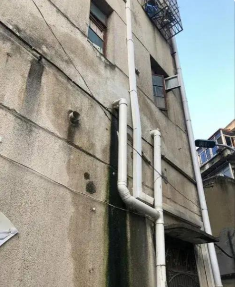 我们楼栋的下水道堵塞了，社区主任组织本栋住户开会，要求每户出资100元作为疏通费