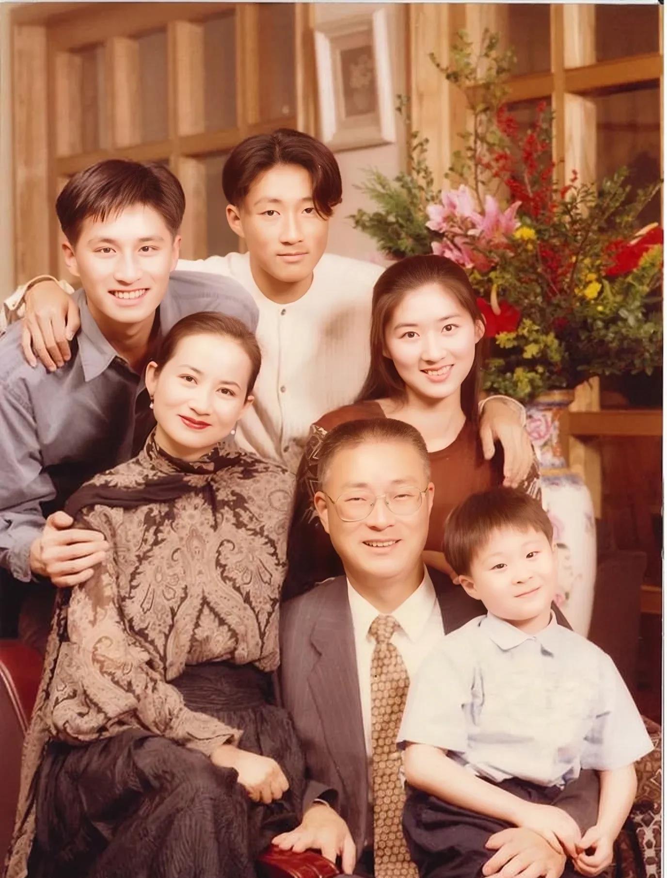 吴敦义和老婆蔡令怡
吴敦义现年75岁，毕业于台湾大学历史系。其实吴敦义本人是最被