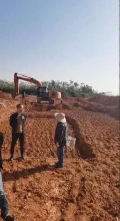 河南新乡，一男子发现有人在自家地里施工挖土，遂阻止。施工人员报警，公安局以扰乱单