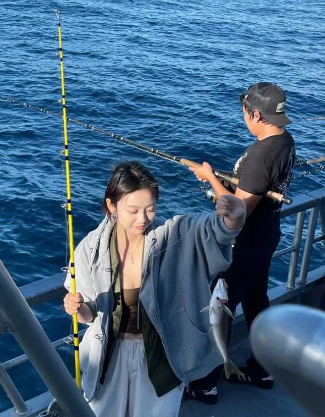 钓鱼是一种很有趣的运动，不仅考验人的耐心，还可以让心沉静下来，最为关键一点这种还