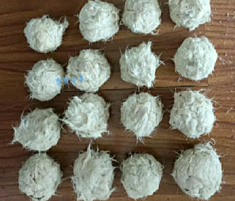 去小姨家串门，小姨拿出两件崭新的羽绒服让我看，我一看顿时瞠目结舌，小姨用个袋子把