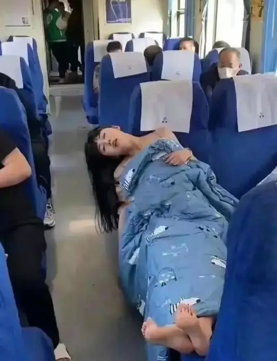 他在火车上睡着了，我要不要钻他被窝