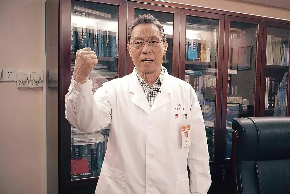 我一直无法接受，一些网友对钟南山院士的抨击，称呼从“钟老”变成了“老钟”，那些人