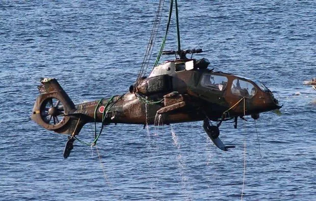一架掉海里的武装直升机，终于捞出来了。

有谁看一眼就能说出具体型号？ ​​​
