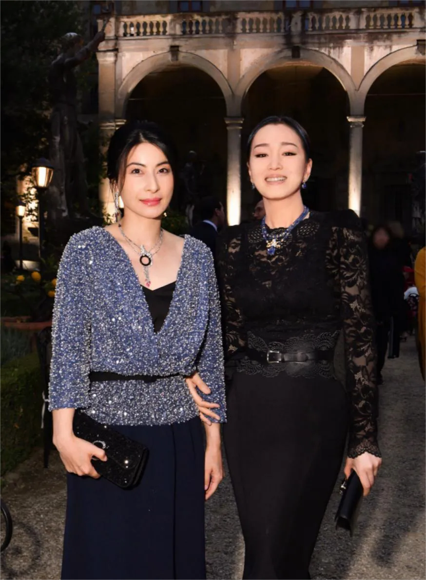 单看郭晶晶的五官相貌长得并不出色，但甭管跟多美艳的女明星合照，从来都没有输过，就