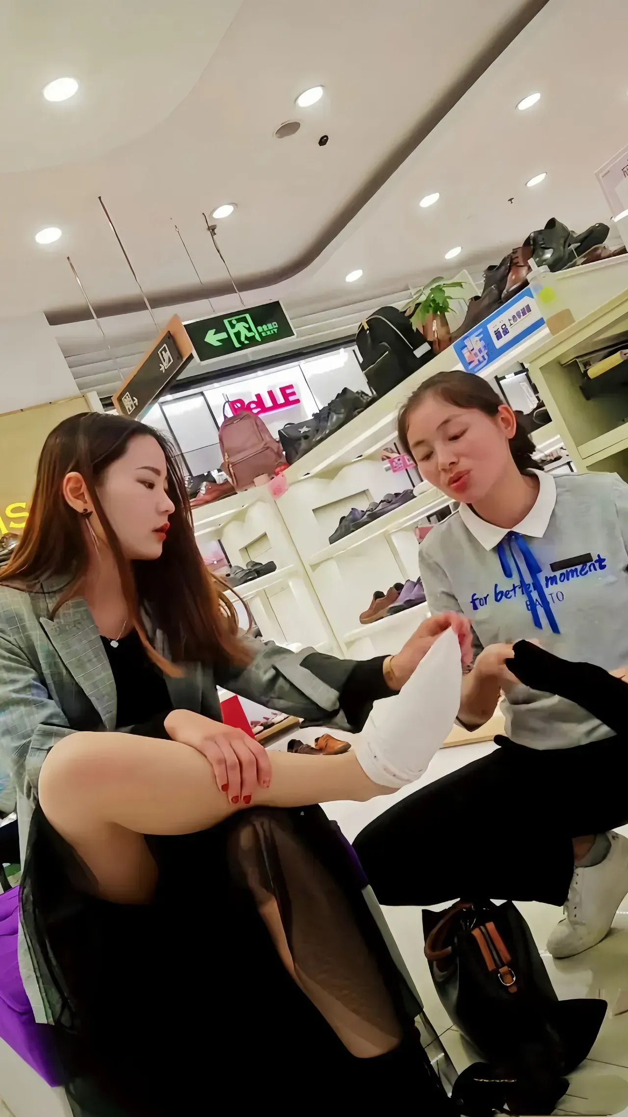 最近看到几张照片，引起了我一个疑问！在其中的一张照片中，一位美丽的女性在鞋店脱下