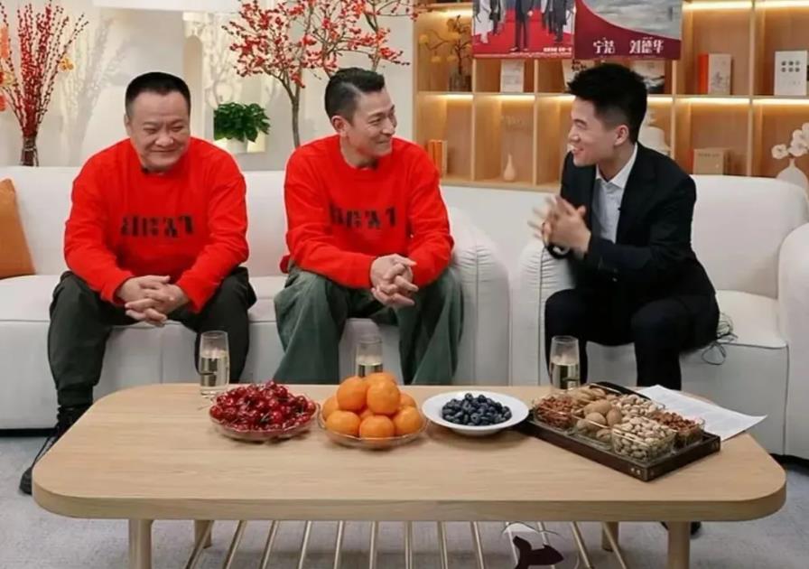 刘德华与导演宁浩及董宇辉在直播间进行了一场访谈。董宇辉与刘德华相差30岁，董宇辉