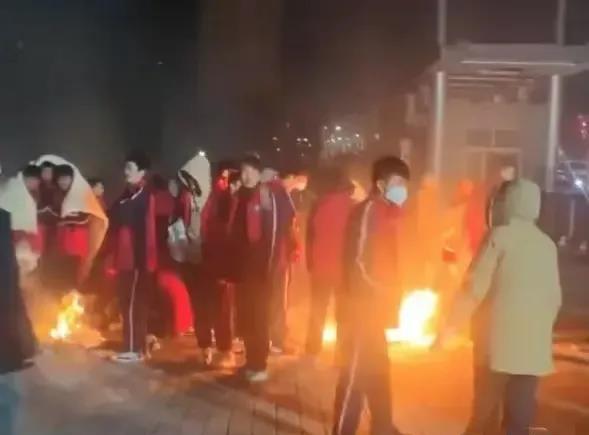 甘肃地震当晚，中学校长做出了一个决策:焚书暖儒!
他下令师生们烧掉了仓库里无用的