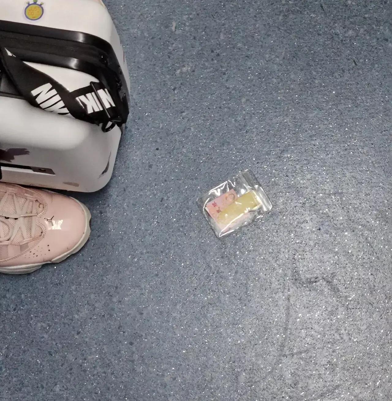 深圳地铁5号线，今晚又多了一个伤心的人