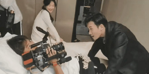 第一次知道有些床上戏是这样拍的？但凡摄影师和演员定力差点，都出事的感觉[允悲] 