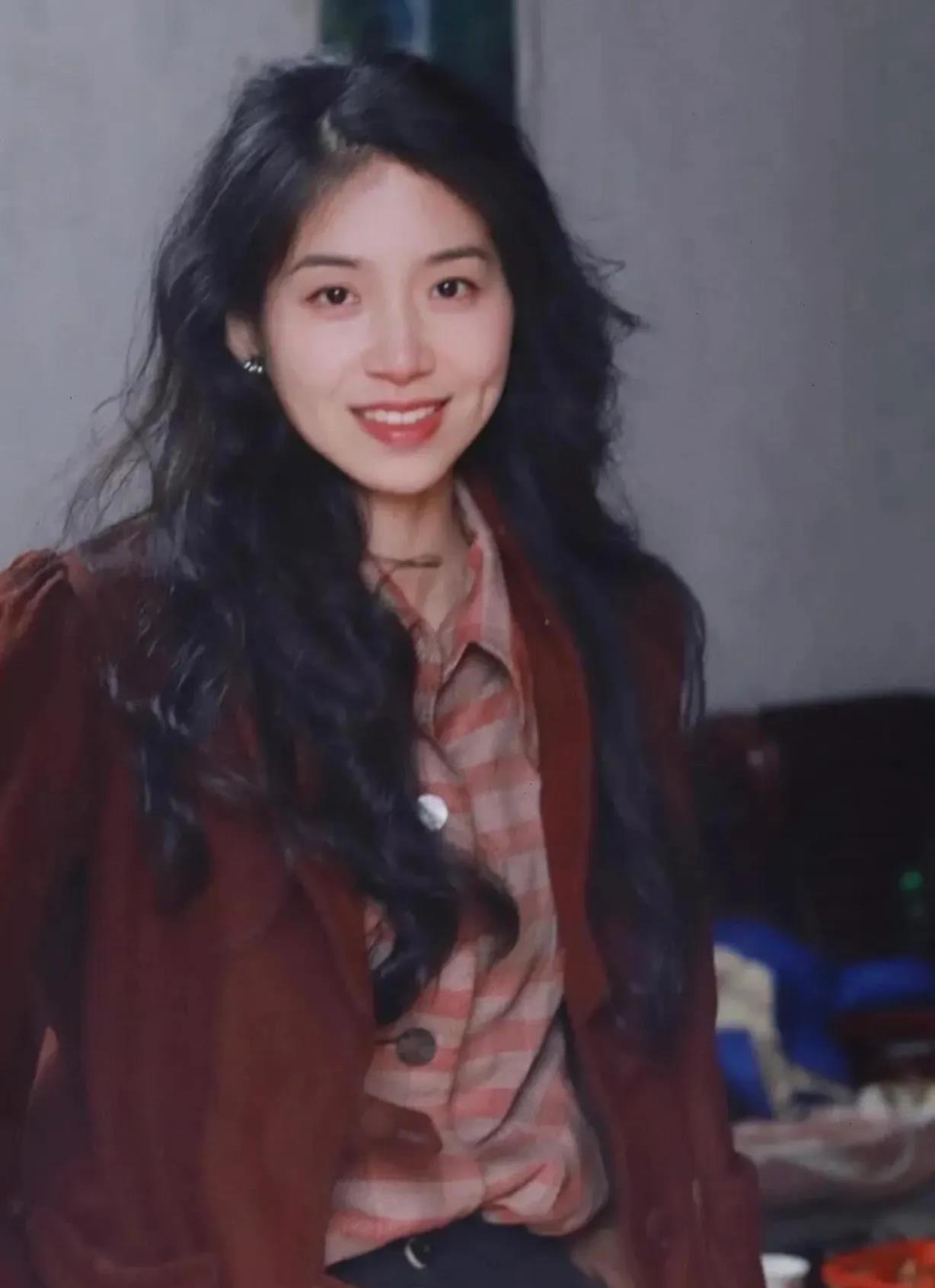 这张照片拍摄于1994年，有着川棉厂“厂花”之称的妹儿留影。那时候正值下岗潮的时