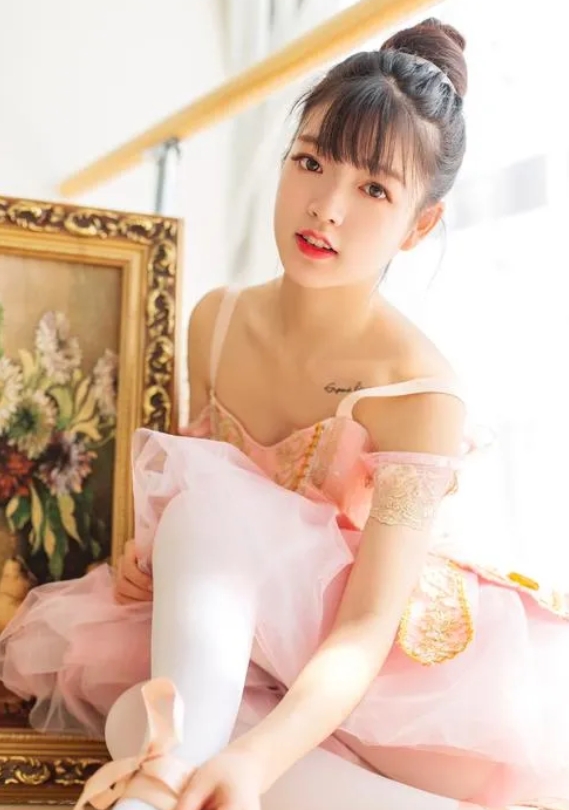 女子出轨成瘾，连做饭时间都要做一次，丈夫忍无可忍去堵门。

一个普普通通的家庭主