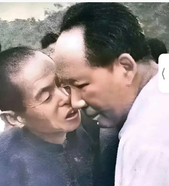 面对群众，您弯腰俯身；面对强权，您挺直腰杆！这就是伟大的人民领袖毛主席！[赞] 