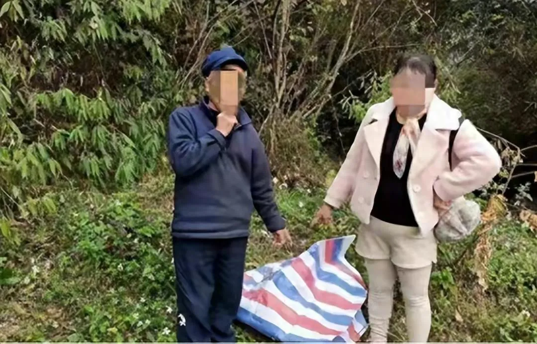 据报道，广西两男两女在山坡野战被多人围观，其中有位大爷已经78岁了，当这位大爷被