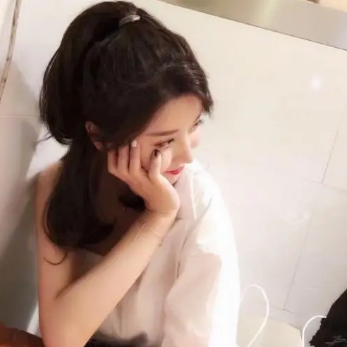 上联：邀人傅脂粉
下联：？