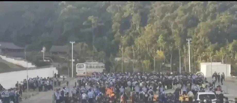 
果敢那面打击诈骗，咱们国内警察都齐聚云南 。被遣返的诈骗份子有几万，接收警察也