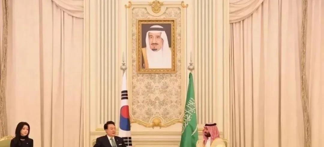 韩国总统尹锡悦又做出非常罕见一幕！
近日，尹锡悦携夫人走访中东，在沙特与王储萨勒