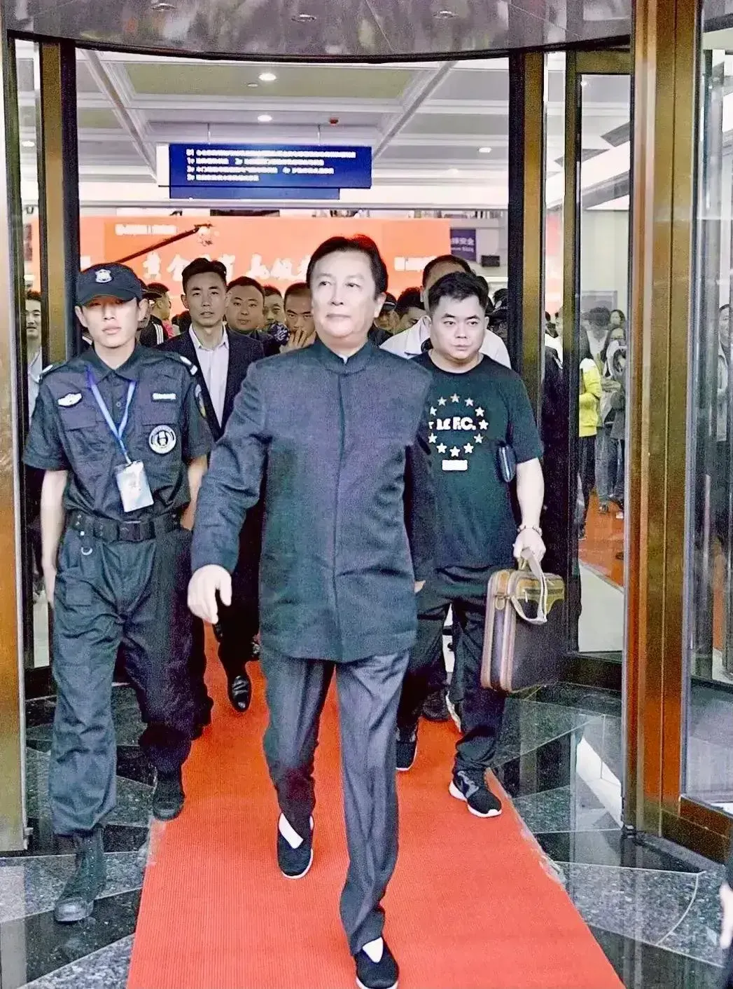 唐国强怎么演也达不到伟人的高度，貌似神不似，仅仅只是演员而已，不值得称道，实话实