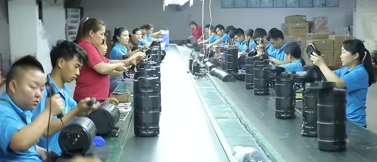 谁给他们的动力? 大学生暑假涌向工厂流水线, 原因曝光叫人无语