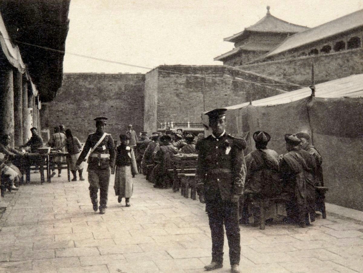 在清朝，有很多官员都死守城市，城破以后自杀。比如，第一次鸦片战争自杀的两江总督裕