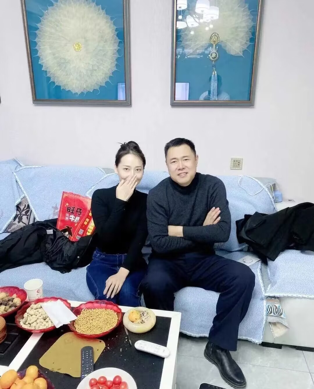 只要钱到位，年龄相差20岁也不成问题。这对照片中的夫妻，虽然年龄有20岁的距离，