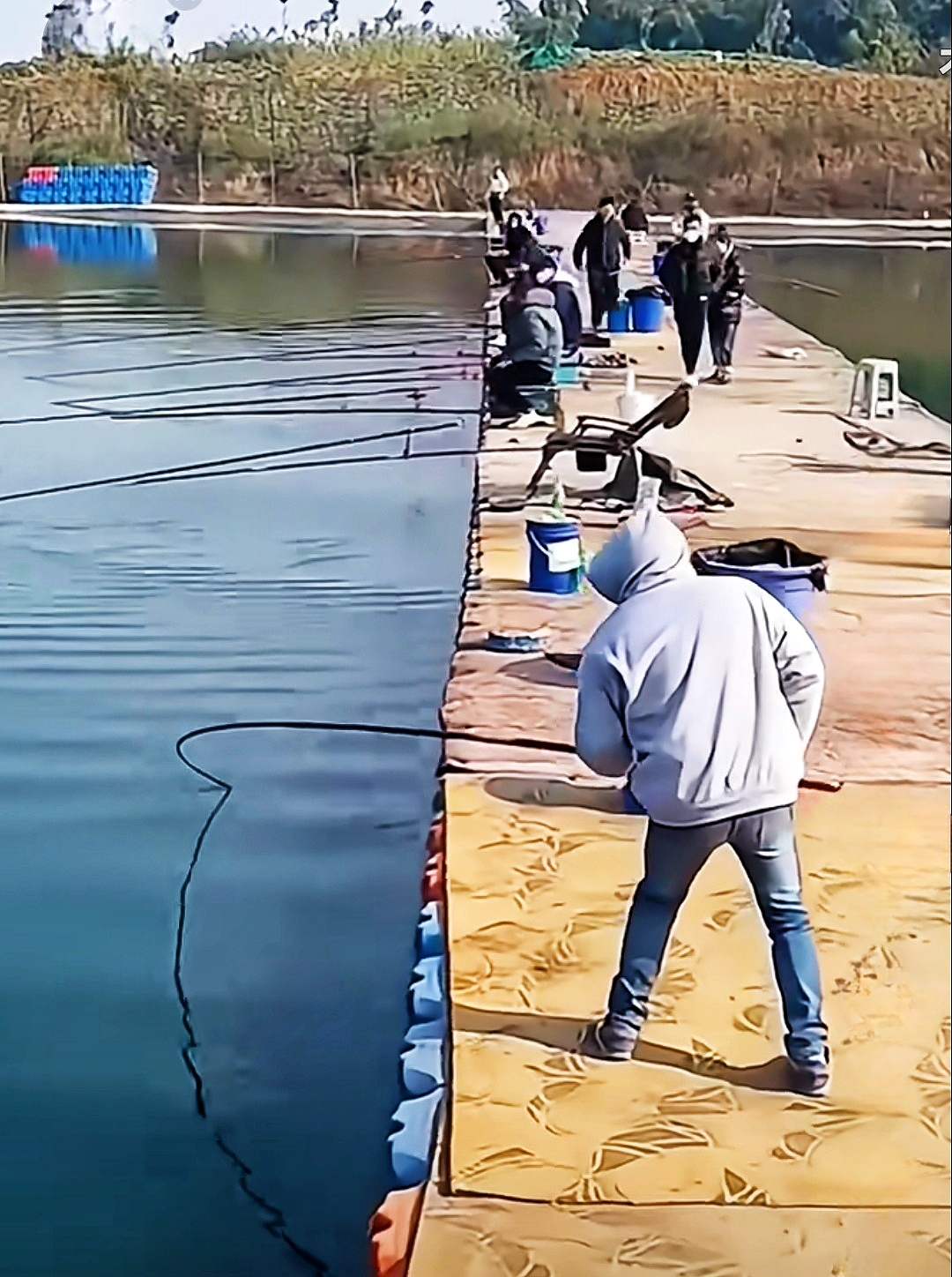 大家遇到这种情况怎么办？当鱼钻浮漂下面，是不是也会像这位钓友一样选择放手呢？